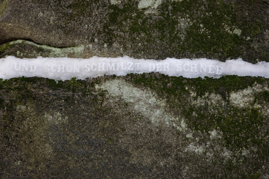 Haiku aus Schnee auf Stein