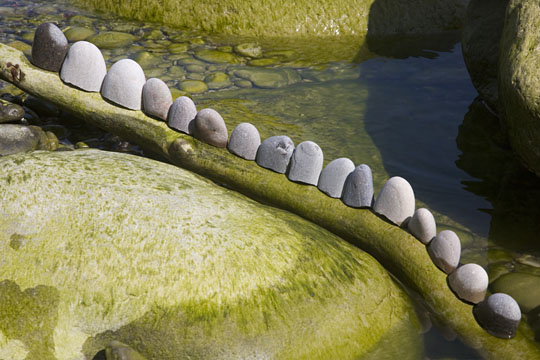 Landart mit Steinen an der Ostsee